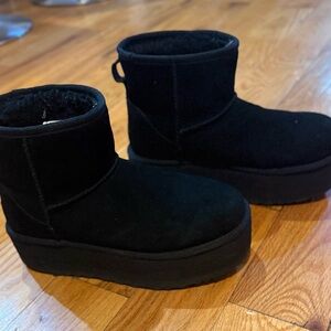 Black Uggs women’s classic Platforms Ankle Boots